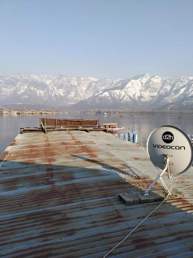 Houseboat Young Snow View Front Line Dal Lake Srīnagar Екстериор снимка