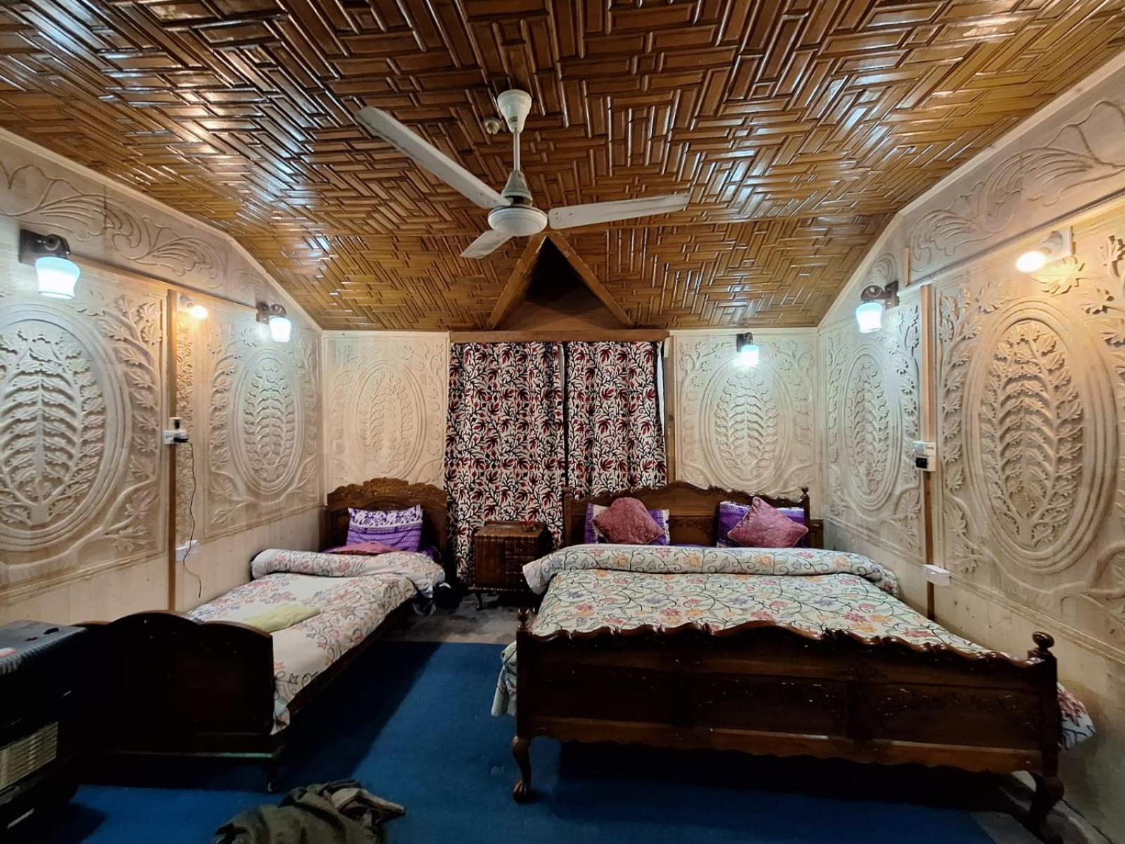 Houseboat Young Snow View Front Line Dal Lake Srīnagar Екстериор снимка