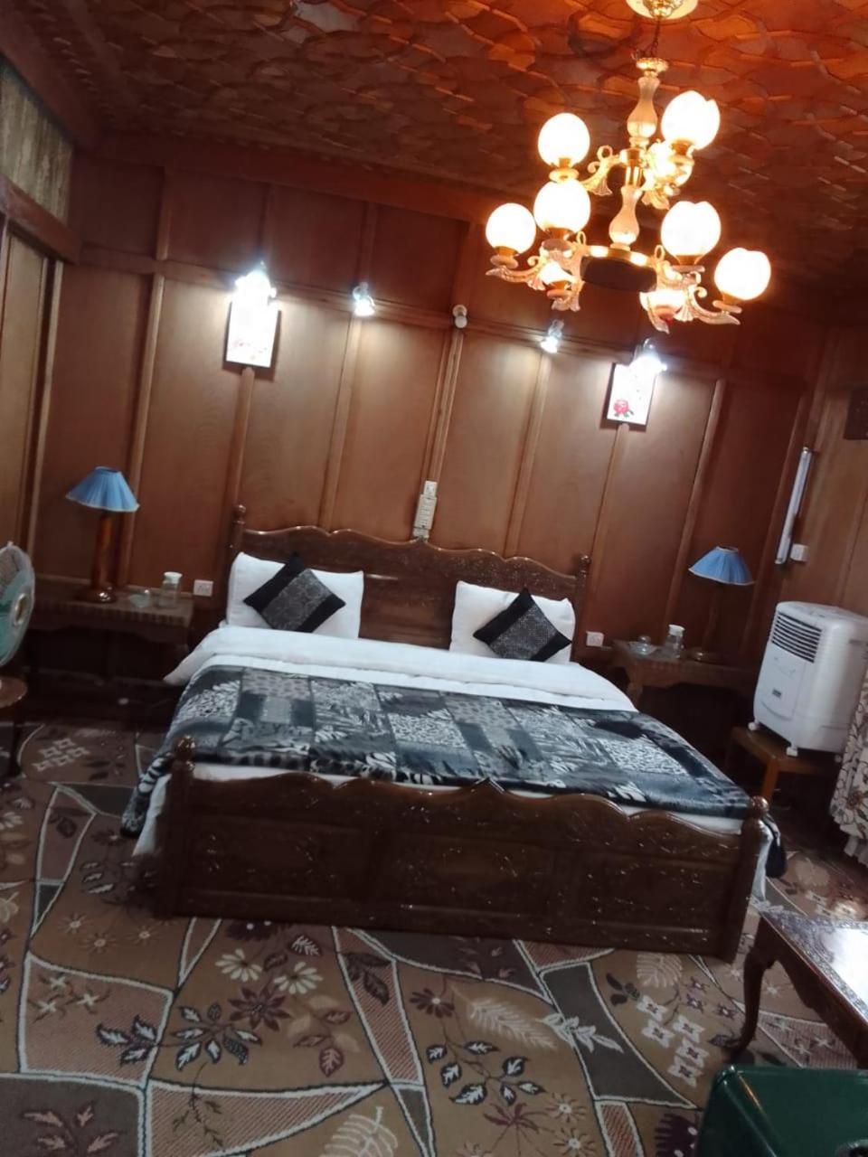 Houseboat Young Snow View Front Line Dal Lake Srīnagar Екстериор снимка