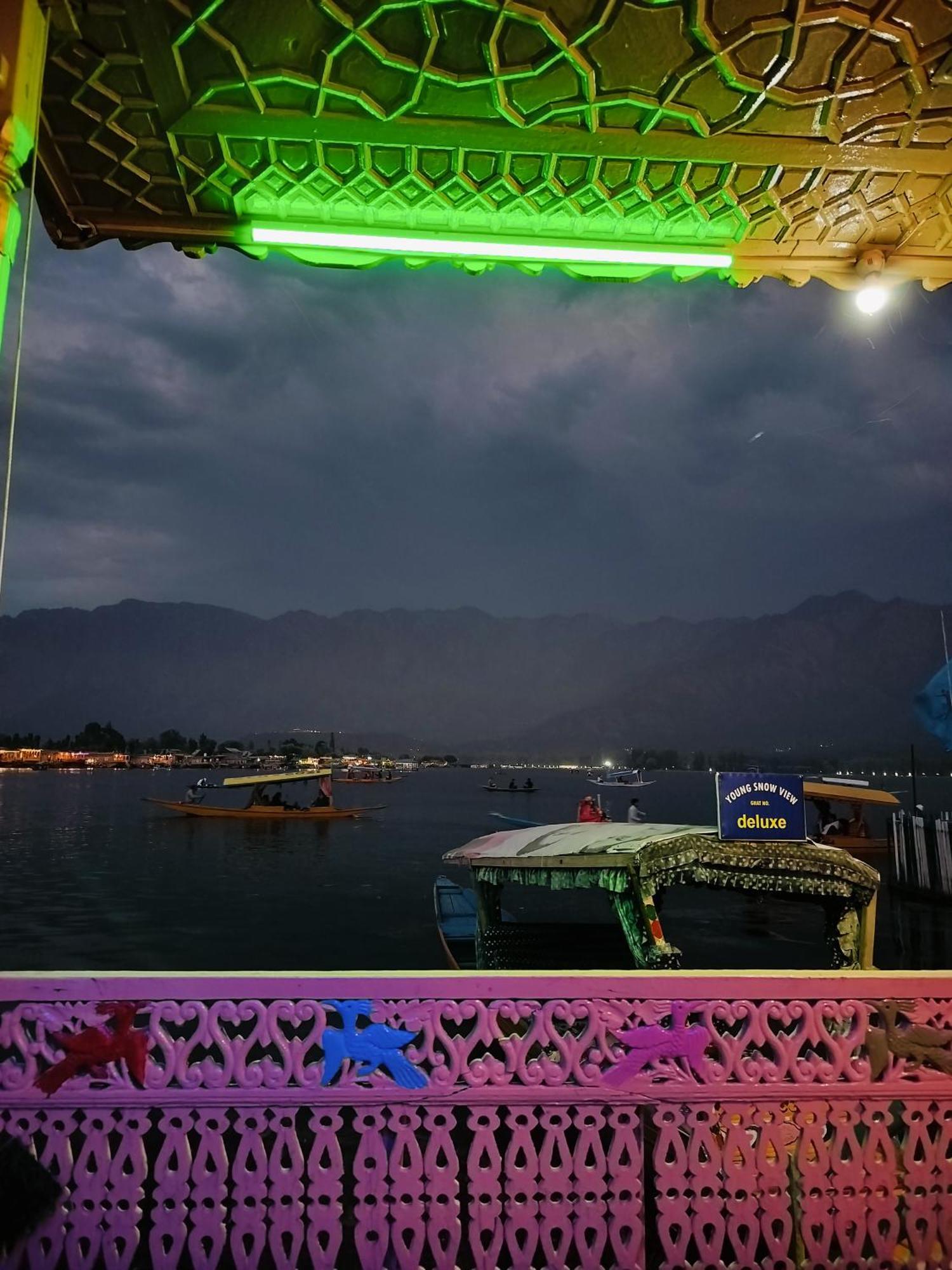 Houseboat Young Snow View Front Line Dal Lake Srīnagar Екстериор снимка