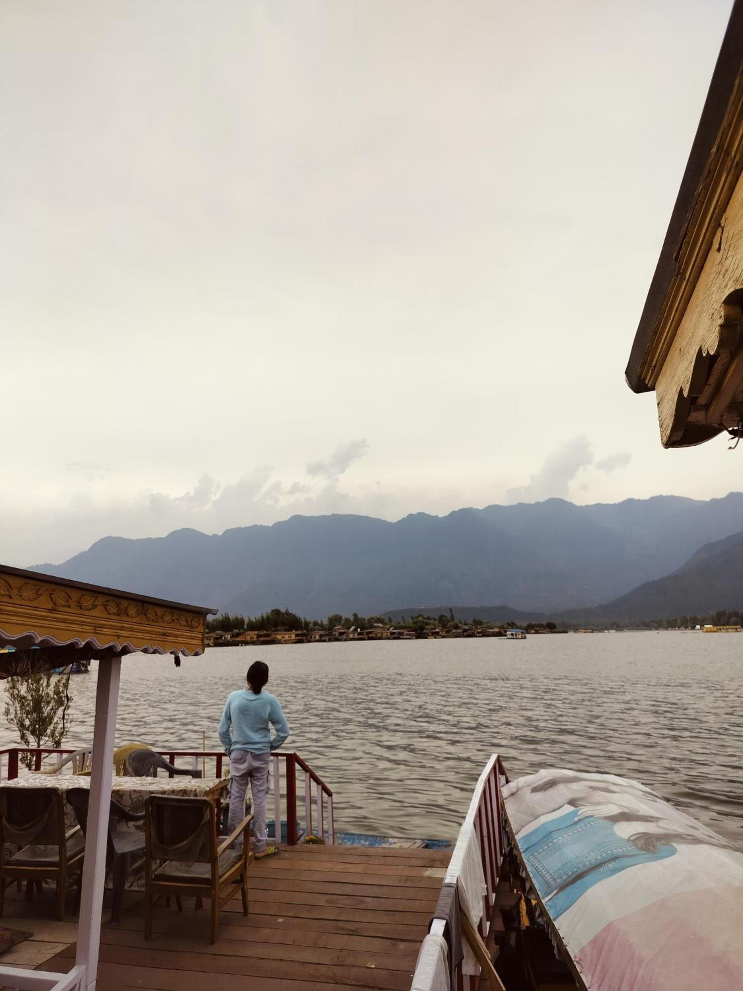 Houseboat Young Snow View Front Line Dal Lake Srīnagar Екстериор снимка