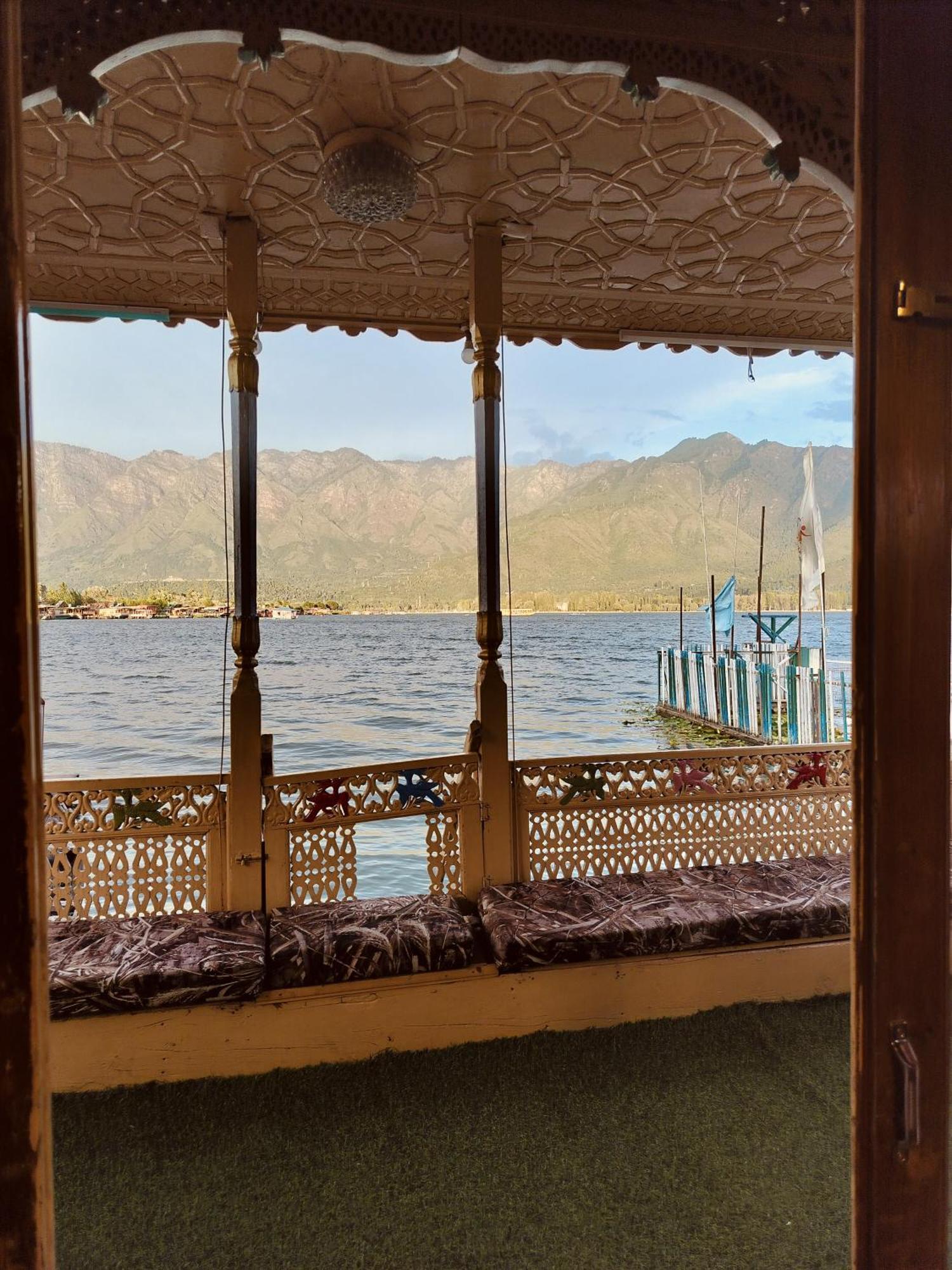 Houseboat Young Snow View Front Line Dal Lake Srīnagar Екстериор снимка