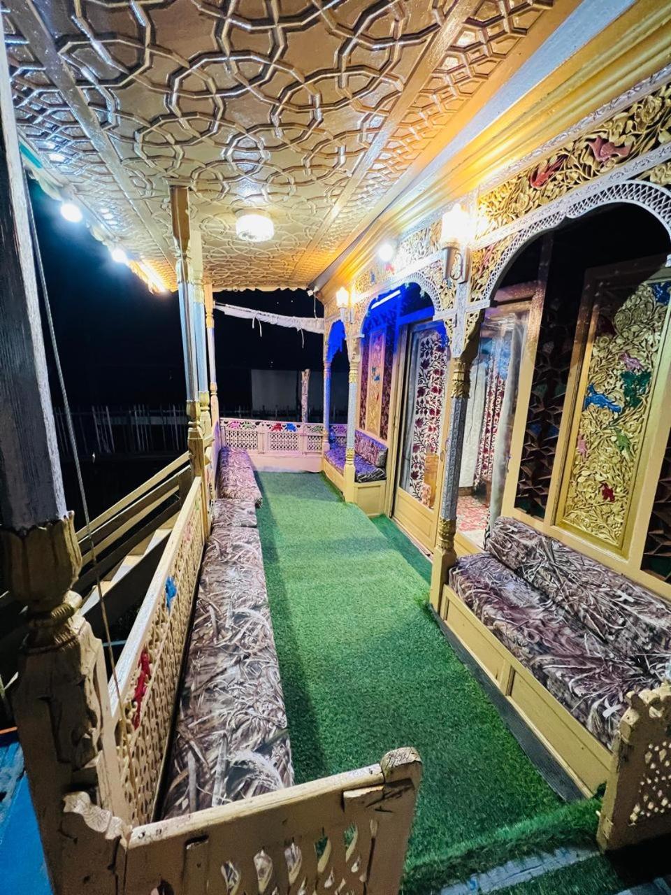 Houseboat Young Snow View Front Line Dal Lake Srīnagar Екстериор снимка