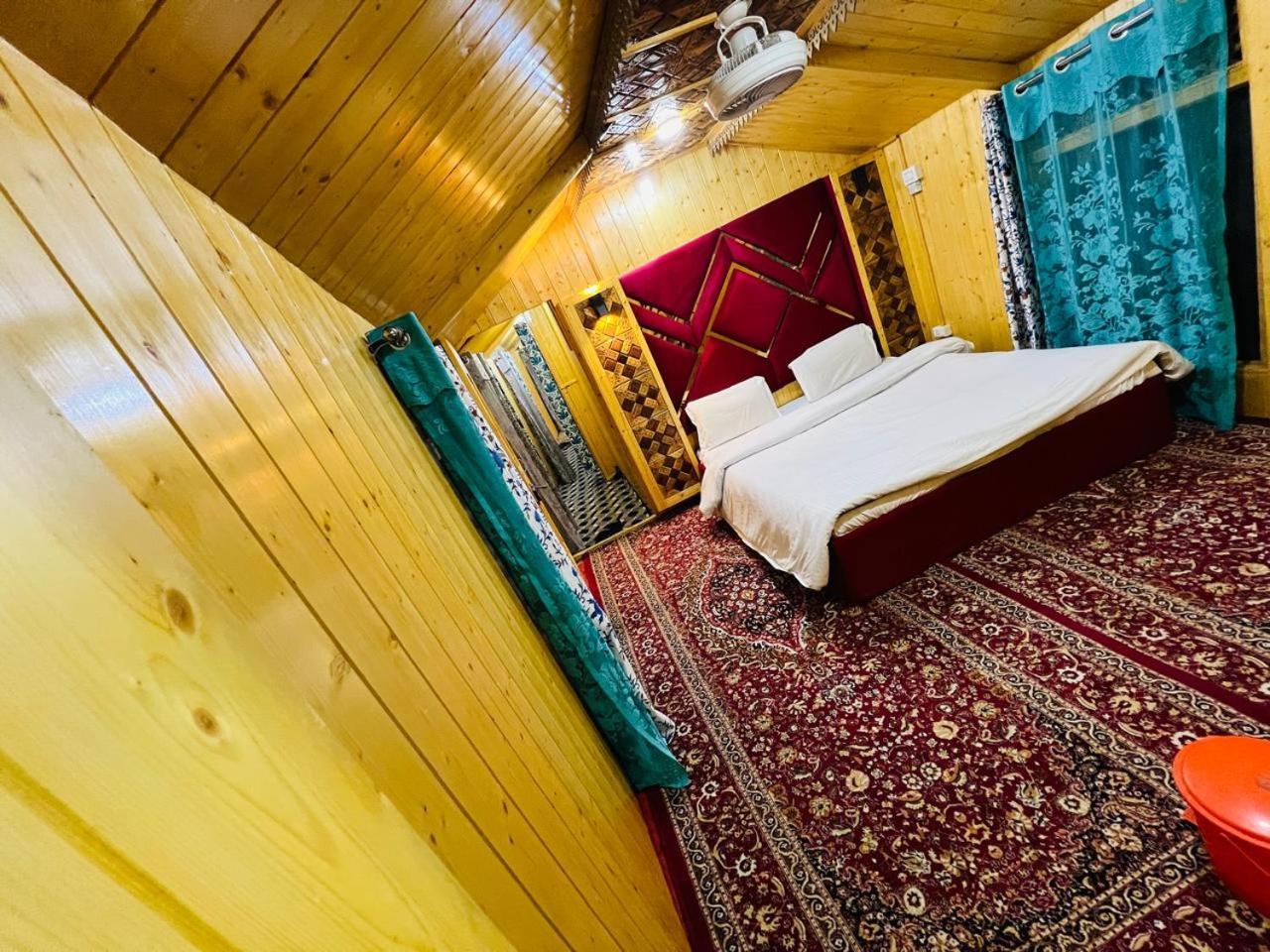 Houseboat Young Snow View Front Line Dal Lake Srīnagar Стая снимка