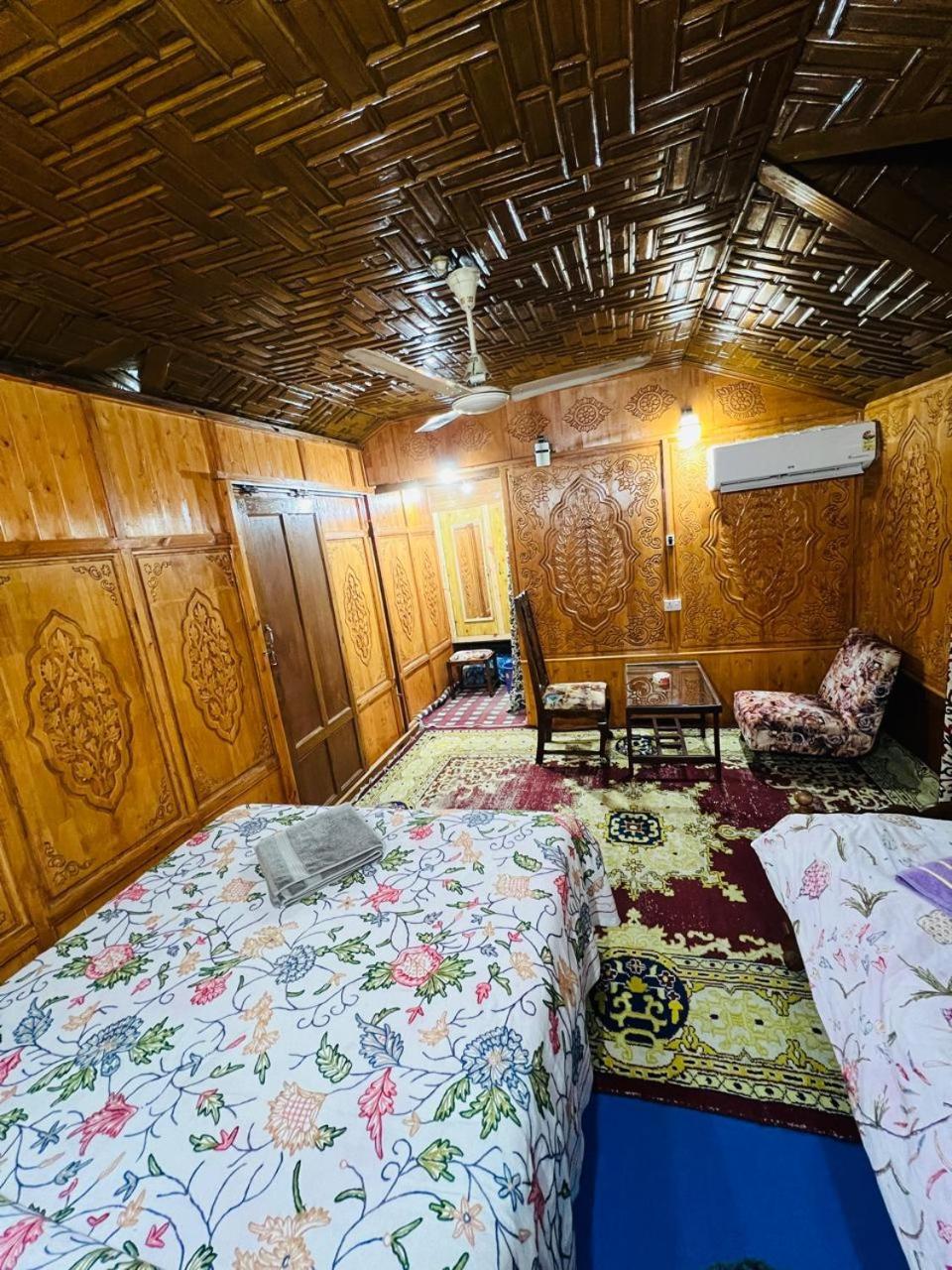 Houseboat Young Snow View Front Line Dal Lake Srīnagar Стая снимка