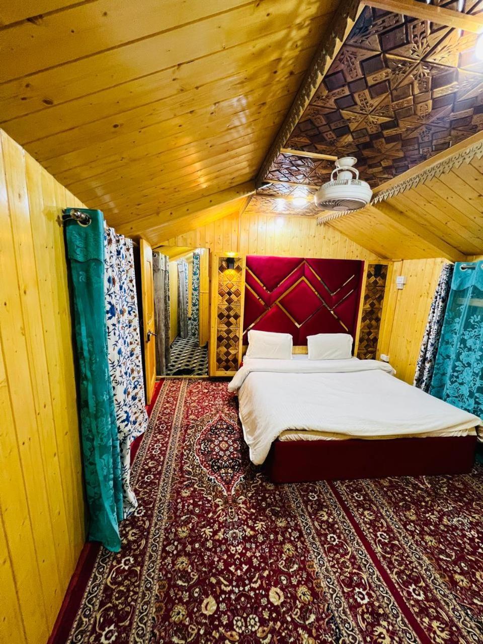 Houseboat Young Snow View Front Line Dal Lake Srīnagar Стая снимка