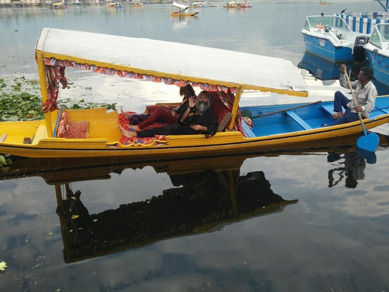 Houseboat Young Snow View Front Line Dal Lake Srīnagar Екстериор снимка