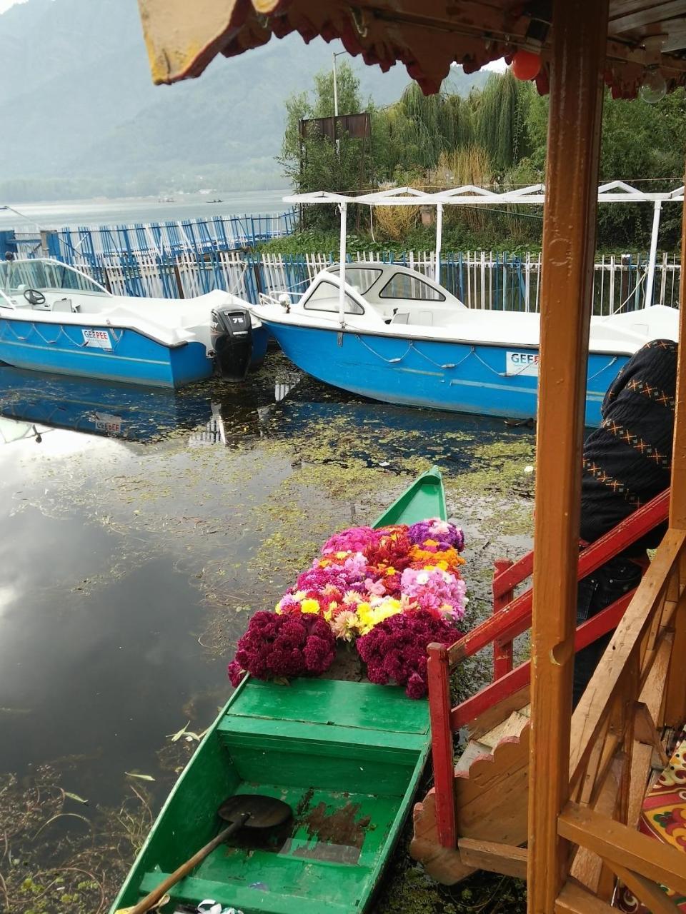 Houseboat Young Snow View Front Line Dal Lake Srīnagar Екстериор снимка