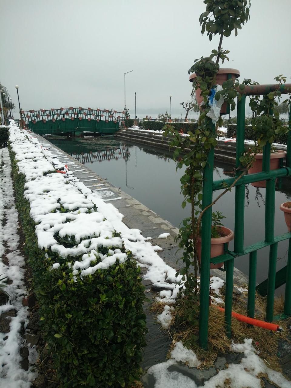 Houseboat Young Snow View Front Line Dal Lake Srīnagar Екстериор снимка