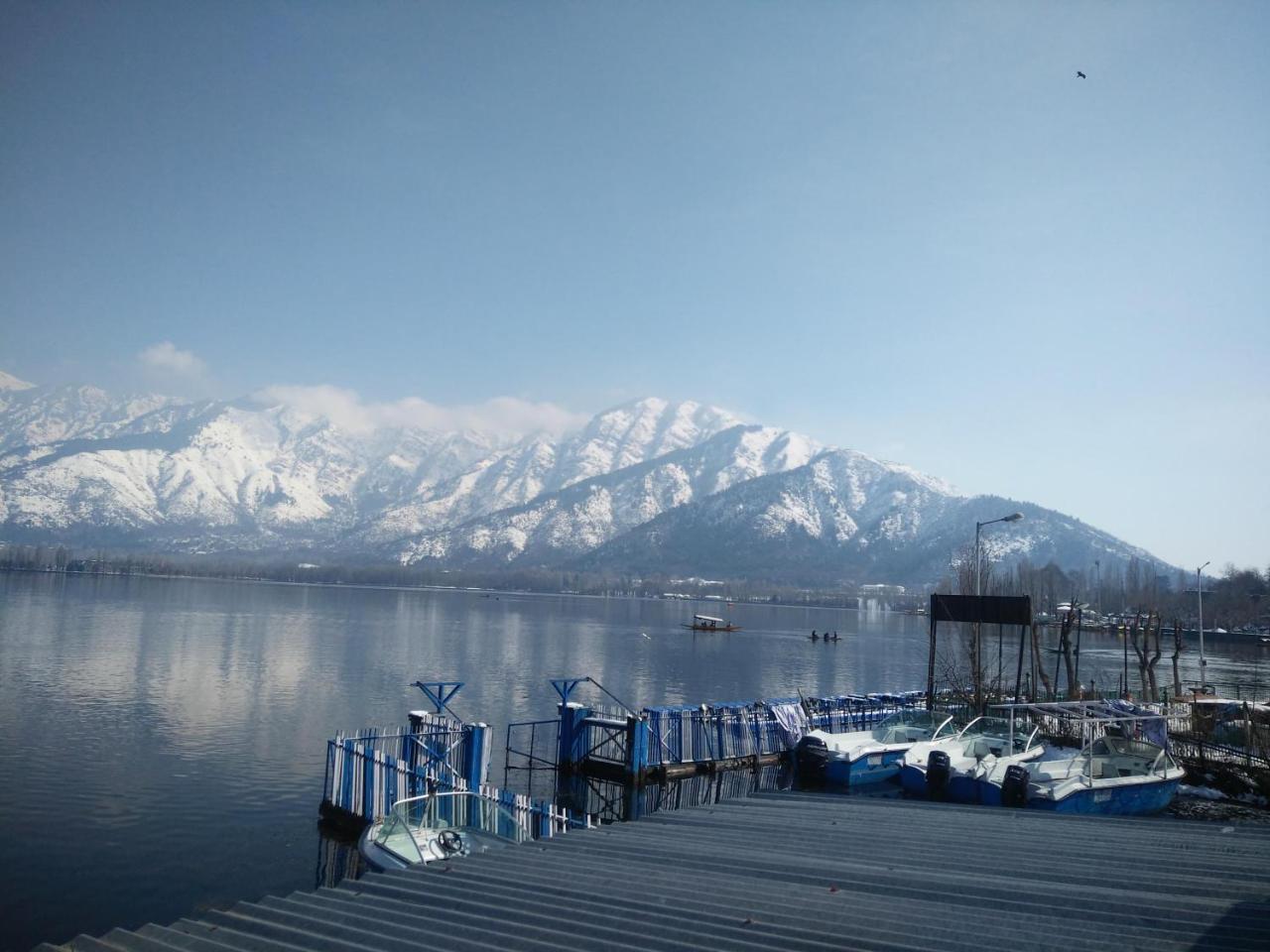 Houseboat Young Snow View Front Line Dal Lake Srīnagar Екстериор снимка